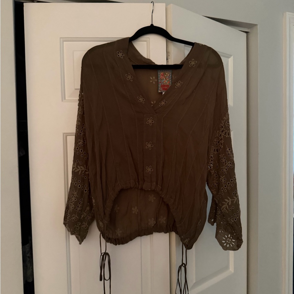 Johnny was rayon Women's Olive short Embroidered Top med